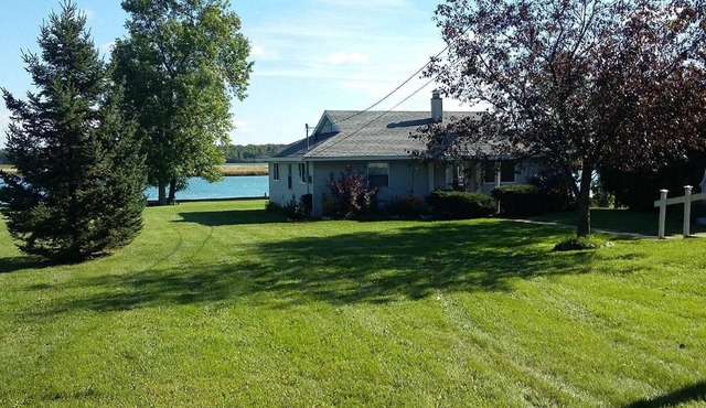 Ranch style, waterfront property! Great for boat watchers. Freighters galore!
