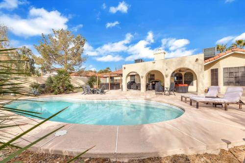 Ranch villa 1 level on half acre 8-min from Strip