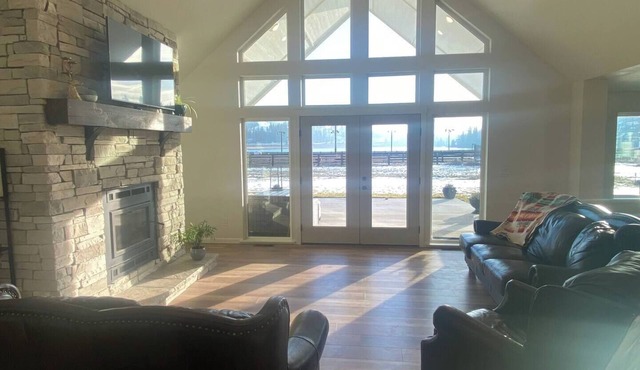 Ranch with a Lakeview! Mini cows and goats outside your doorstep!