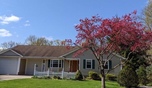 Ranch, wooded lot - near Cedar Point , Lake Erie, Oberlin College, Wineries, Cle