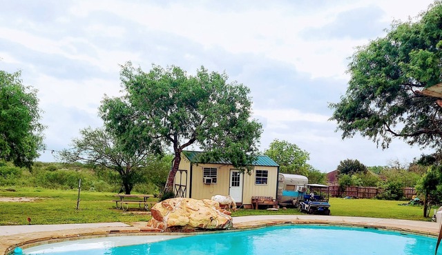 Ranchette by the lake just a short drive to the beach