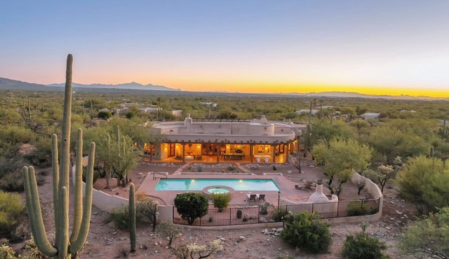 Rancho Vaquero: Luxury Desert Retreat 2 King Suites, Heated Salt Pool & Hot Tub