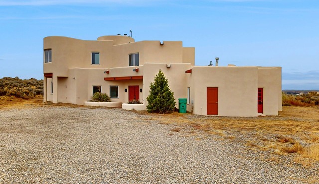 Ranchos de Taos gem with hot tub, sauna, game room, fast WiFi, firepit & views