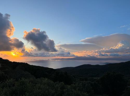RANDOS à 15 mn de la plage COTI CHIAVARI Vue exceptionnelle Appart indépendant 3 ch