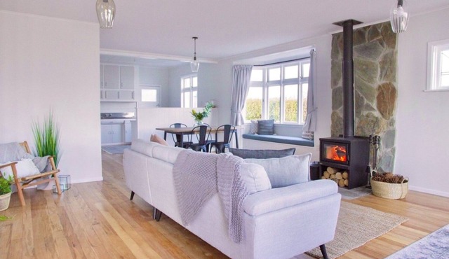 Ranfurly cottage on Central Otago rail trail. nModern comforts & great value.