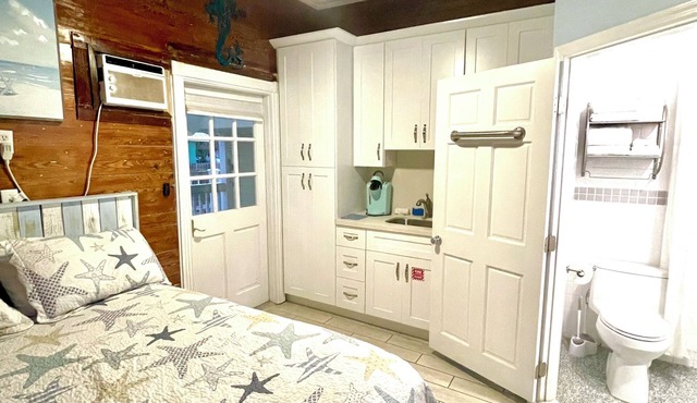 Raphael Suite: 2/2 Studio Rooms - Pool, Patio w/grill, 2 blocks from Duval!