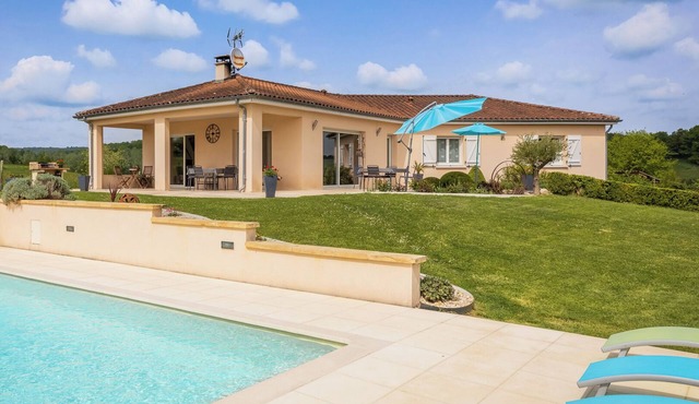 Raphaelle, spacious villa with private pool and studio