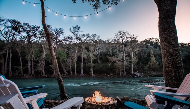 ✓Rapids In Private Backyard✓65" TV✓Deck + BBQ Full Property (sleeps 12)