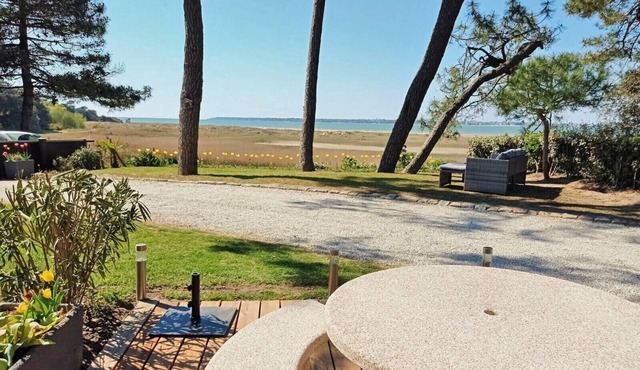 Rare! 170m2 waterfront villa with swimming pool in private cul-de-sac.