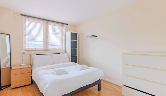 Rare 1BD Flat with Balcony in Chancery Lane