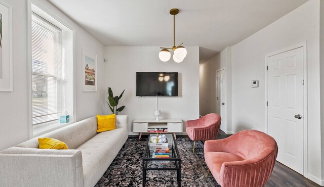 RARE 2 Bed Gem w/PRIVATE PATIO Near Downtown Philly!