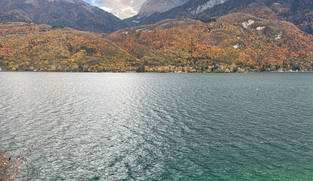 Rare 2 Bedroom With Private Beach on Lake Annecy