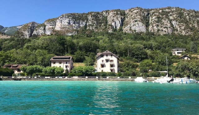 Rare 2 bedroom with private beach on Lake Annecy