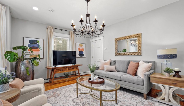 Rare 4BR Near Train Downtown Convention Parking