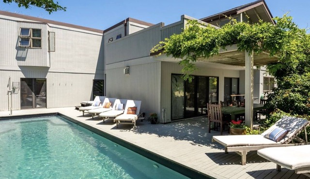 Rare 5 BR house in the heart of the Pines, w/hot tub, mere steps from the beach!