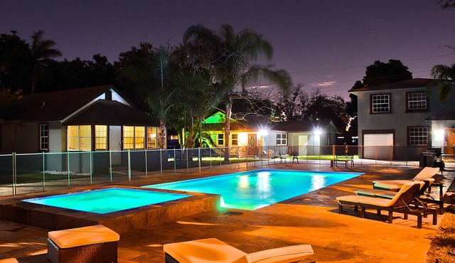 Rare 5-Home Luxury Compound Pool Hot Tubs Art Privacy Sleeps 16