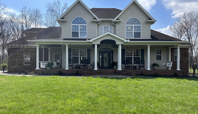 Rare 8-bedroom house in Columbia, TN. Minutes from Franklin. Pool and 12 acres