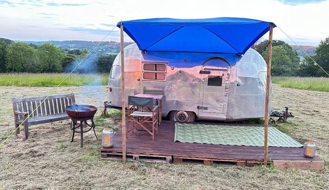 Rare Airstream with private pitch, deck, firepit and optional hot tub and sauna