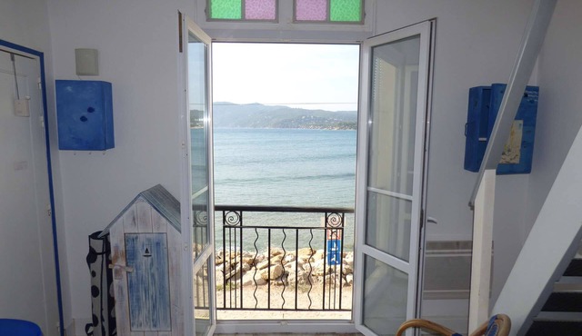 Rare at the location, foot in the beach, full sea view