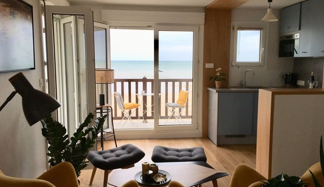 RARE! Beautiful and spacious architect's'apartment with the sea at your feet