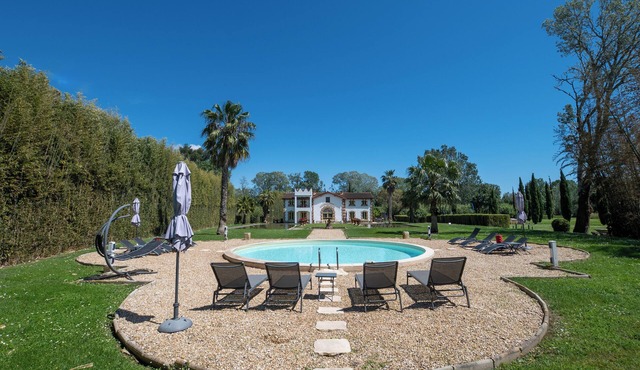 Rare Camargue-Arles, superb property of 500 m2, spa, psicine, 4 to 16 p, park