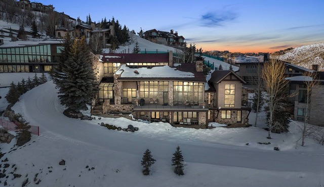 Rare Deer Valey Chalet w/ski access, hot tub, room for 18-!
