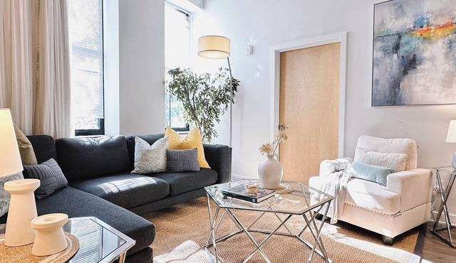 Rare Downtown 5BR/2BA Group Stay, Walk to PPAC & Convention Center, Near Brown