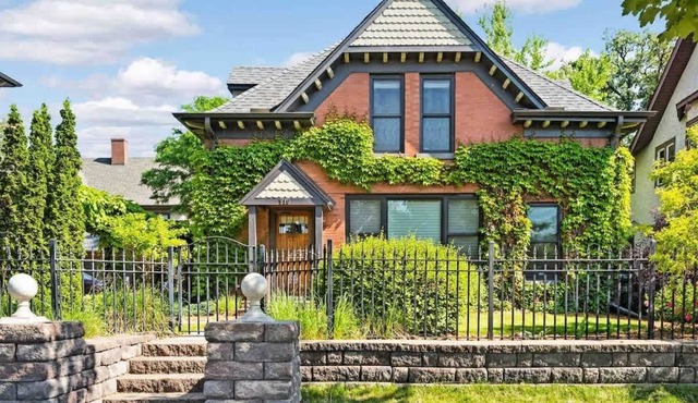 Rare Downtown Carriage House | Walk to US Bank