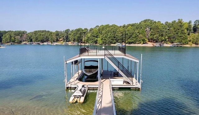 RARE EASY ACCESS PRIVATE FLOATING DOCK 4 BED ROOM HOME!