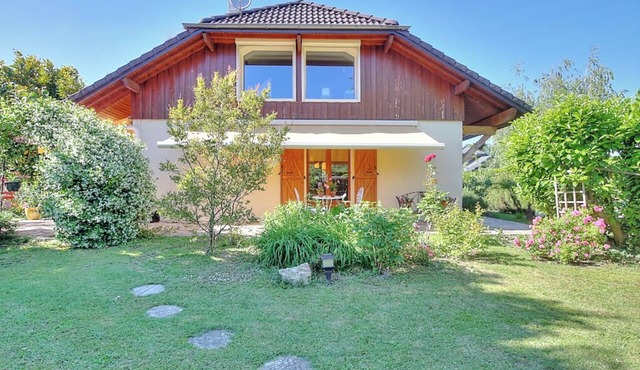 RARE: family house 400 m from the lake and 20 km from the Revard slopes