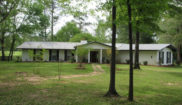 Rare find! 2,600‑square‑foot farmhouse on a working horse ranch, Horses welcome!