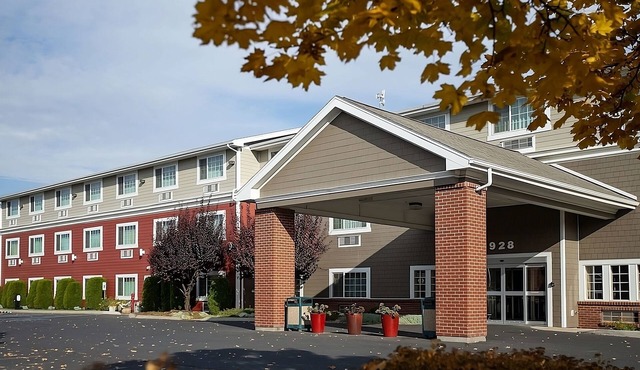 Rare Find! 2 Gorgeous Rooms, Pool, Free Breakfast, Near Downtown Main Street