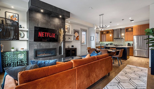 *Rare find* Calgary’s Finest |Cozy and Vibrant Double King Beds|Stampede Special