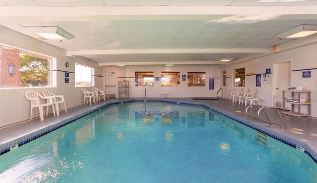 RARE FIND! COMFY UNIT FOR 4, SAUNA, POOL AND GYM