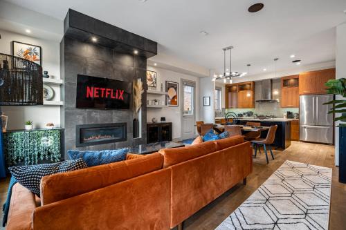 Rare Find, Double King Beds, Cozy and Vibrant