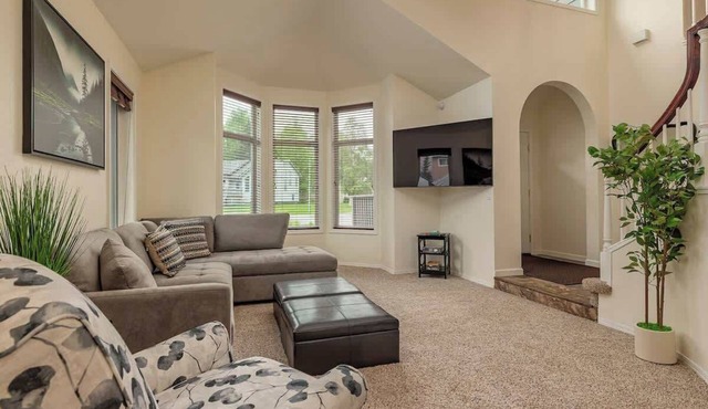 Rare Find - Entire Home 4BDR Family Neighborhood