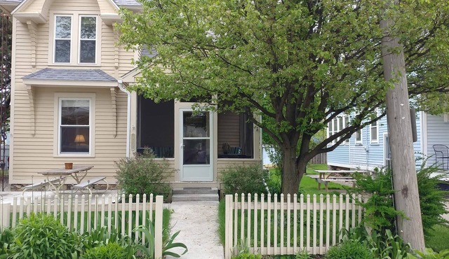 RARE FIND! Guest House in downtown Village of Put-in-Bay!