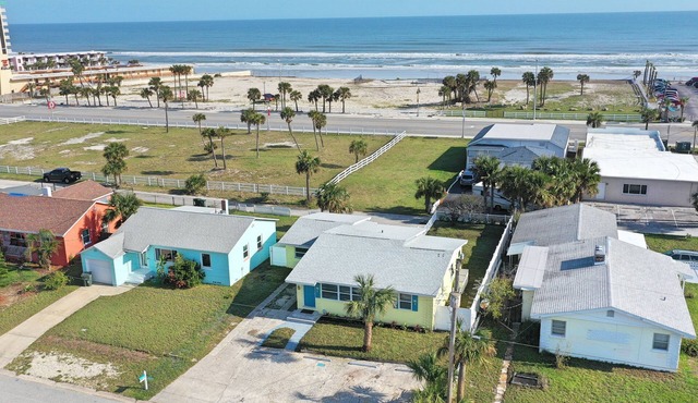 Rare Find, Inlaw suite, Oceanviews, Outside Dining, and Walk to Beach!