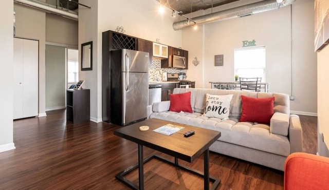 Rare Find KC Plaza Loft One Bedroom Pool/Gym