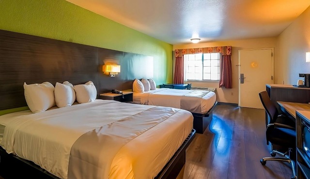 Rare Find! Outdoor Pool, Free Parking, Minutes from Yoakum Heritage Museum!