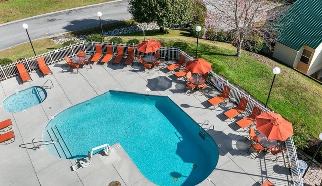Rare Find! Outdoor Pool, Near Attractions