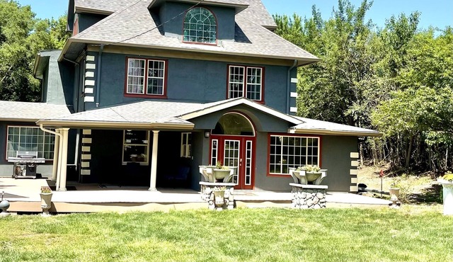 Rare find! Spacious home near wedding venues & CB/OMA. Perfect for entertaining!