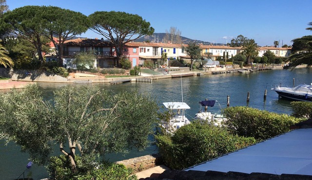 Rare, fisherman's house with 2 bedrooms, large terrace and mooring.