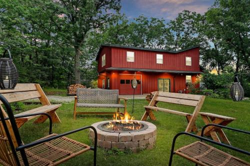 Rare Gem! Game Room, Hot Tub, Near Lake, Pet Ok