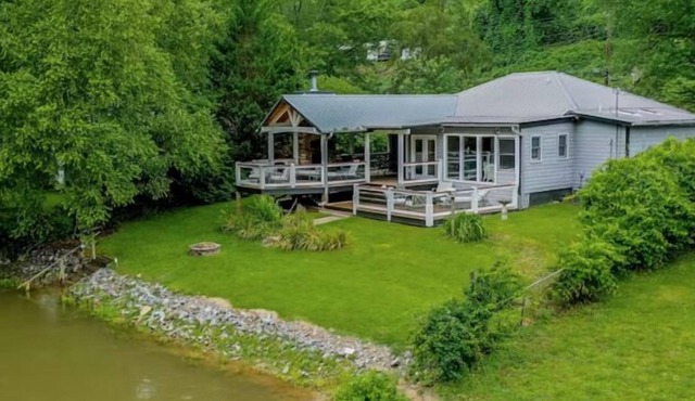 Rare Gem on the Banks of the Toccoa River-Walking Distance to Town with Restaurants & Breweries
