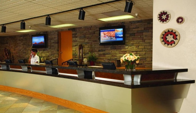 Rare Gem! Parking, Pool, Fitness Center, Near Antelope Canyon!
