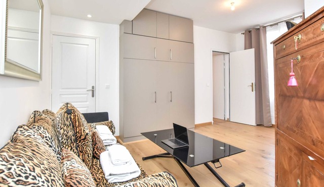 Rare :Golden Triangle : Amazing 1BR with Terrace/ Office - BAIL MOBILITE