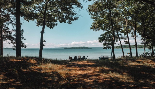 Rare GT Bayfront 2 bedroom cottage near Traverse City on OMP - Private Beach