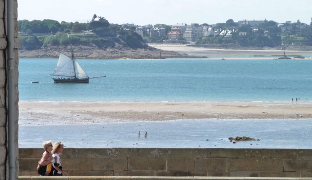 Rare! Historic center apartment with garage 20 m from the beach. From the balcony