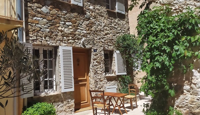 Rare in the heart of Saint Tropez a village house